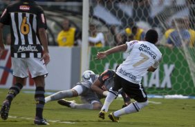 Jorge Henrique chuta em cima do goleiro Felipe e faz seu gol durante partida entre Corinthians x Santos, vlida pela 5 rodada do Campeonato Brasileiro 2010, realizada no estdio do Pacaembu