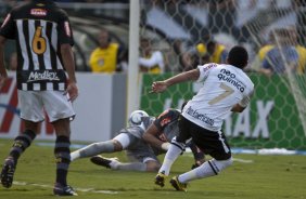 Jorge Henrique chuta em cima do goleiro Felipe e faz seu gol durante partida entre Corinthians x Santos, válida pela 5ª rodada do Campeonato Brasileiro 2010, realizada no estádio do Pacaembu