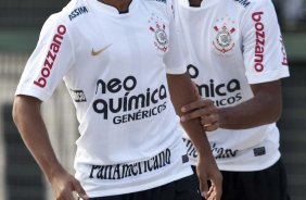 Jorge Henrique comemora seu gol com Jucilei durante partida entre Corinthians x Santos, vlida pela 5 rodada do Campeonato Brasileiro 2010, realizada no estdio do Pacaembu