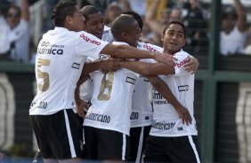 Jorge Henrique (d) comemora seu gol durante partida entre Corinthians x Santos, válida pela 5ª rodada do Campeonato Brasileiro 2010, realizada no estádio do Pacaembu