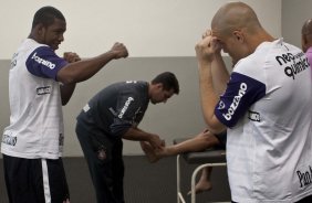 Jucilei brinca com Julio Cesar nos vestirios antes da partida entre Corinthians x Santos, vlida pela 5 rodada do Campeonato Brasileiro 2010, realizada no estdio do Pacaembu