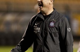 Mano Menezes durante partida entre Corinthians x Santos, válida pela 5ª rodada do Campeonato Brasileiro 2010, realizada no estádio do Pacaembu