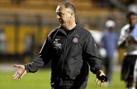 Mano Menezes durante partida entre Corinthians x Santos, válida pela 5ª rodada do Campeonato Brasileiro 2010, realizada no estádio do Pacaembu