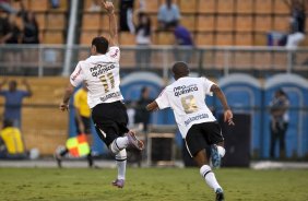 Nruno Cesar corre e comemora seu gol com Elias durante partida entre Corinthians x Santos, vlida pela 5 rodada do Campeonato Brasileiro 2010, realizada no estdio do Pacaembu