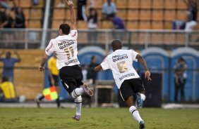 Nruno Cesar corre e comemora seu gol com Elias durante partida entre Corinthians x Santos, válida pela 5ª rodada do Campeonato Brasileiro 2010, realizada no estádio do Pacaembu