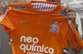 O goleiro Julio Cesar com sua nova camisa nos vestiários antes da partida entre Corinthians x Santos, válida pela 5ª rodada do Campeonato Brasileiro 2010, realizada no estádio do Pacaembu
