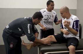 O massagista Alex Dias; Dentinho e Julio Cesar nos vestirios antes da partida entre Corinthians x Santos, vlida pela 5 rodada do Campeonato Brasileiro 2010, realizada no estdio do Pacaembu