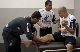 O massagista Alex Dias; Dentinho e Julio Cesar nos vestiários antes da partida entre Corinthians x Santos, válida pela 5ª rodada do Campeonato Brasileiro 2010, realizada no estádio do Pacaembu