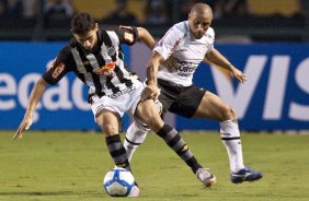 Paulo Henrique Ganso e Roberto Carlos durante partida entre Corinthians x Santos, válida pela 5ª rodada do Campeonato Brasileiro 2010, realizada no estádio do Pacaembu