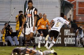 Ralf(5) comemora seu gol, o terceiro do Corinthians durante partida entre Corinthians x Santos, válida pela 5ª rodada do Campeonato Brasileiro 2010, realizada no estádio do Pacaembu