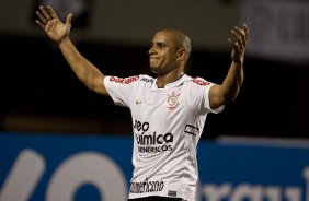 Roberto Carlos comemora o gol de Paulinho, aps um passe seu, durante partida entre Corinthians x Santos, vlida pela 5 rodada do Campeonato Brasileiro 2010, realizada no estdio do Pacaembu