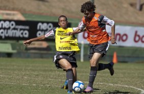 Andr Vinicius e Dodo durante treinamento na intertemporada do Corinthians, realizado esta manh no Oscar Inn Resort em Aguas de Lindoia, interior de So Paulo. O prximo jogo do time ser dia 14/07, contra o Cear, no estdio Castelo, pela 7 rodada do Campeonato Brasileiro 2010; So Paulo, Brasil