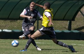 Danilo e Andr Vinicius durante treinamento na intertemporada do Corinthians, realizado esta manh no Oscar Inn Resort em Aguas de Lindoia, interior de So Paulo. O prximo jogo do time ser dia 14/07, contra o Cear, no estdio Castelo, pela 7 rodada do Campeonato Brasileiro 2010; So Paulo, Brasil