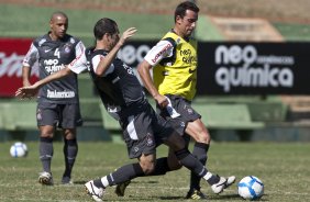Danilo e Edu Gaspar durante treinamento na intertemporada do Corinthians, realizado esta manh no Oscar Inn Resort em Aguas de Lindoia, interior de So Paulo. O prximo jogo do time ser dia 14/07, contra o Cear, no estdio Castelo, pela 7 rodada do Campeonato Brasileiro 2010; So Paulo, Brasil