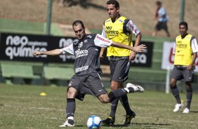 Danilo e Edu Gaspar durante treinamento na intertemporada do Corinthians, realizado esta manh no Oscar Inn Resort em Aguas de Lindoia, interior de So Paulo. O prximo jogo do time ser dia 14/07, contra o Cear, no estdio Castelo, pela 7 rodada do Campeonato Brasileiro 2010; So Paulo, Brasil