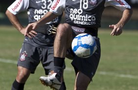 Danilo e Iarley durante treinamento na intertemporada do Corinthians, realizado esta manh no Oscar Inn Resort em Aguas de Lindoia, interior de So Paulo. O prximo jogo do time ser dia 14/07, contra o Cear, no estdio Castelo, pela 7 rodada do Campeonato Brasileiro 2010; So Paulo, Brasil