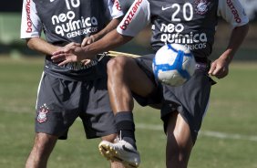 Danilo e Ralf durante treinamento na intertemporada do Corinthians, realizado esta manh no Oscar Inn Resort em Aguas de Lindoia, interior de So Paulo. O prximo jogo do time ser dia 14/07, contra o Cear, no estdio Castelo, pela 7 rodada do Campeonato Brasileiro 2010; So Paulo, Brasil