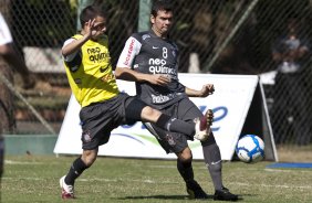 Defederico e Leandro Castn durante treinamento na intertemporada do Corinthians, realizado esta manh no Oscar Inn Resort em Aguas de Lindoia, interior de So Paulo. O prximo jogo do time ser dia 14/07, contra o Cear, no estdio Castelo, pela 7 rodada do Campeonato Brasileiro 2010; So Paulo, Brasil