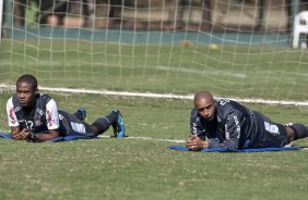 Elias e Roberto Carlos durante treinamento na intertemporada do Corinthians, realizado esta manh no Oscar Inn Resort em Aguas de Lindoia, interior de So Paulo. O prximo jogo do time ser dia 14/07, contra o Cear, no estdio Castelo, pela 7 rodada do Campeonato Brasileiro 2010; So Paulo, Brasil
