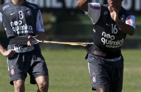 Leandro Castn e Jucilei durante treinamento na intertemporada do Corinthians, realizado esta manh no Oscar Inn Resort em Aguas de Lindoia, interior de So Paulo. O prximo jogo do time ser dia 14/07, contra o Cear, no estdio Castelo, pela 7 rodada do Campeonato Brasileiro 2010; So Paulo, Brasil