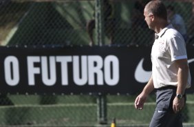 Mano Menezes durante treinamento na intertemporada do Corinthians, realizado esta manh no Oscar Inn Resort em Aguas de Lindoia, interior de So Paulo. O prximo jogo do time ser dia 14/07, contra o Cear, no estdio Castelo, pela 7 rodada do Campeonato Brasileiro 2010; So Paulo, Brasil