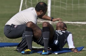 O preparador fsico Eduardo Silva e Elias durante treinamento na intertemporada do Corinthians, realizado esta manh no Oscar Inn Resort em Aguas de Lindoia, interior de So Paulo. O prximo jogo do time ser dia 14/07, contra o Cear, no estdio Castelo, pela 7 rodada do Campeonato Brasileiro 2010; So Paulo, Brasil