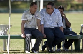 O tcnico Mano Menezes conversa com o diretor de futebol Mario Gobbi durante treinamento na intertemporada do Corinthians, realizado esta manh no Oscar Inn Resort em Aguas de Lindoia, interior de So Paulo. O prximo jogo do time ser dia 14/07, contra o Cear, no estdio Castelo, pela 7 rodada do Campeonato Brasileiro 2010; So Paulo, Brasil