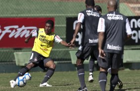 Paulinho durante treinamento na intertemporada do Corinthians, realizado esta manh no Oscar Inn Resort em Aguas de Lindoia, interior de So Paulo. O prximo jogo do time ser dia 14/07, contra o Cear, no estdio Castelo, pela 7 rodada do Campeonato Brasileiro 2010; So Paulo, Brasil