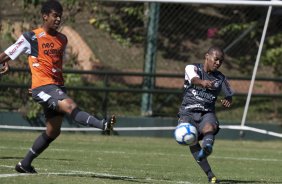 Renato e Elias durante treinamento na intertemporada do Corinthians realizado esta manh no Oscar Inn Resort em Aguas de Lindoia, interior de So Paulo. O prximo jogo do time ser dia 14/07, contra o Cear, no estdio Castelo, pela 7 rodada do Campeonato Brasileiro 2010; So Paulo, Brasil