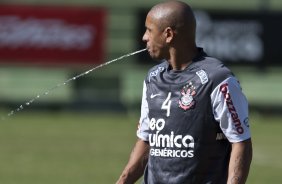Roberto Carlos durante treinamento na intertemporada do Corinthians, realizado esta manh no Oscar Inn Resort em Aguas de Lindoia, interior de So Paulo. O prximo jogo do time ser dia 14/07, contra o Cear, no estdio Castelo, pela 7 rodada do Campeonato Brasileiro 2010; So Paulo, Brasil