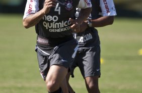 Roberto Carlos e Renato durante treinamento na intertemporada do Corinthians, realizado esta manh no Oscar Inn Resort em Aguas de Lindoia, interior de So Paulo. O prximo jogo do time ser dia 14/07, contra o Cear, no estdio Castelo, pela 7 rodada do Campeonato Brasileiro 2010; So Paulo, Brasil