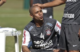 Roberto Carlos e William durante treinamento na intertemporada do Corinthians, realizado esta manh no Oscar Inn Resort em Aguas de Lindoia, interior de So Paulo. O prximo jogo do time ser dia 14/07, contra o Cear, no estdio Castelo, pela 7 rodada do Campeonato Brasileiro 2010; So Paulo, Brasil
