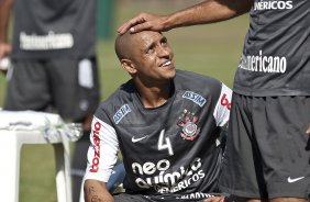 Roberto Carlos e William durante treinamento na intertemporada do Corinthians, realizado esta manh no Oscar Inn Resort em Aguas de Lindoia, interior de So Paulo. O prximo jogo do time ser dia 14/07, contra o Cear, no estdio Castelo, pela 7 rodada do Campeonato Brasileiro 2010; So Paulo, Brasil