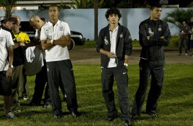 Andr Vinicius; Dodo e William Morais assistem a preliminar antes da partida entre Corinthians x Iraty/PR, torneio amistoso, realizada esta noite no estdio do Caf, em Londrina/Parana