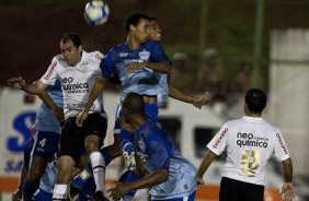 Danilo e Rene durante partida entre Corinthians x Iraty/PR, torneio amistoso, realizada esta noite no estdio do Caf, em Londrina/Parana