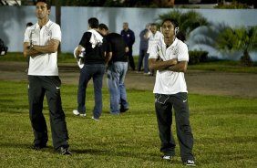 Edu Gaspar e Jorge Henrique assistem a preliminar antes da partida entre Corinthians x Iraty/PR, torneio amistoso, realizada esta noite no estdio do Caf, em Londrina/Parana