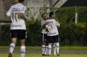 Jogadores comemoram gol de Jorge Henrique durante partida entre Corinthians x Iraty/PR, torneio amistoso, realizada esta noite no estdio do Caf, em Londrina/Parana