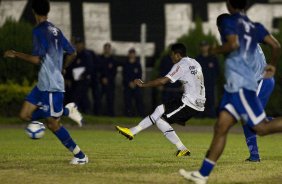 Jorge Henrique chuta e faz seu gol durante partida entre Corinthians x Iraty/PR, torneio amistoso, realizada esta noite no estdio do Caf, em Londrina/Parana
