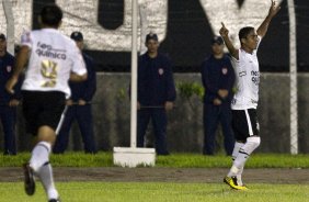 Jorge Henrique comemora seu gol durante partida entre Corinthians x Iraty/PR, torneio amistoso, realizada esta noite no estdio do Caf, em Londrina/Parana