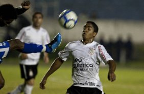 Jorge Henrique disputa com Negretti durante partida entre Corinthians x Iraty/PR, torneio amistoso, realizada esta noite no estdio do Caf, em Londrina/Parana
