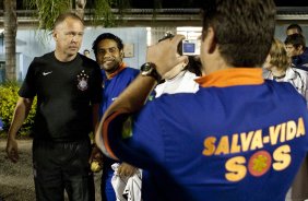 Mano Menezes assiste a preliminar antes da partida entre Corinthians x Iraty/PR, torneio amistoso, realizada esta noite no estdio do Caf, em Londrina/Parana