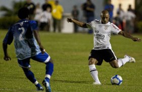 Negretti e Roberto Carlos durante partida entre Corinthians x Iraty/PR, torneio amistoso, realizada esta noite no estdio do Caf, em Londrina/Parana