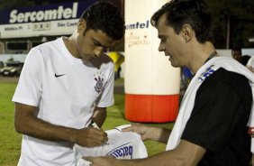 William da autografo a um torcedor antes da partida entre Corinthians x Iraty/PR, torneio amistoso, realizada esta noite no estdio do Caf, em Londrina/Parana