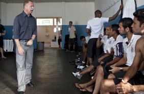 Mano Menezes conversa com os jogadores nos vestirios antes da partida entre Corinthians x Atltico-PR, vlida pela deciso da Taca cidade de Londrina, realizada esta tarde no estdio do Caf, em Londrina/Parana