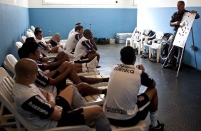 O técnico Mano Menezes da instrucoes aoa jogadores nos vestiários antes da partida entre Corinthians x Atlético-PR, válida pela decisão da Taca cidade de Londrina, realizada esta tarde no estádio do Café, em Londrina/Parana