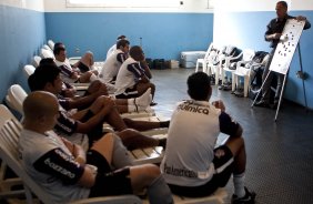 O tcnico Mano Menezes da instrucoes aoa jogadores nos vestirios antes da partida entre Corinthians x Atltico-PR, vlida pela deciso da Taca cidade de Londrina, realizada esta tarde no estdio do Caf, em Londrina/Parana