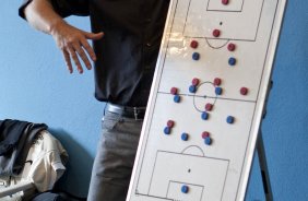 O técnico Mano Menezes da instrucoes aos jogadores nos vestiários antes da partida entre Corinthians x Atlético-PR, válida pela decisão da Taca cidade de Londrina, realizada esta tarde no estádio do Café, em Londrina/Parana