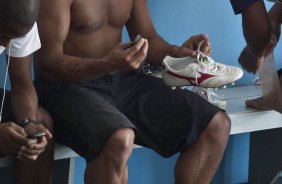Roberto Carlos nos vestiários antes da partida entre Corinthians x Atlético-PR, válida pela decisão da Taca cidade de Londrina, realizada esta tarde no estádio do Café, em Londrina/Parana