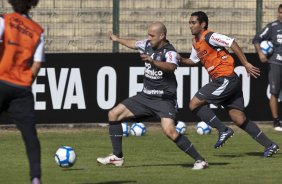 Alessandro e Boquita durante treinamento do Corinthians, realizado esta manh no Parque So Jorge. O prximo jogo do time pelo Campeonato Brasileiro 2010, ser dia 14/07, contra o Cear no Castelo, em Fortaleza; So Paulo, Brasil