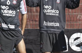 Alessandro e Chico(d) durante treinamento do Corinthians, realizado esta manh no Parque So Jorge. O prximo jogo do time pelo Campeonato Brasileiro 2010, ser dia 14/07, contra o Cear no Castelo, em Fortaleza; So Paulo, Brasil